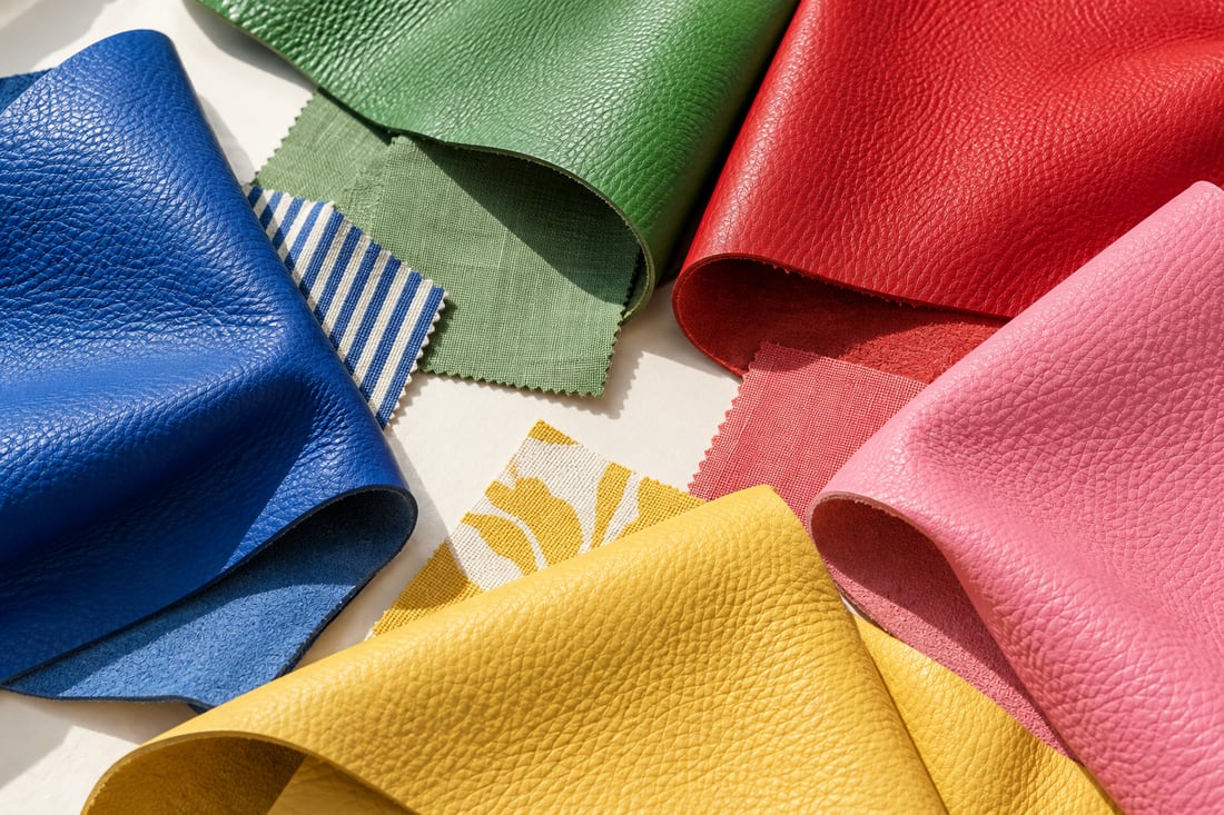 Concept AI: selezione di pellami colorati e fodere